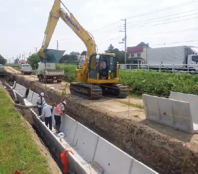 （１）鷹栖東神楽線 道路改築工事（用水路付替工）（繰越）